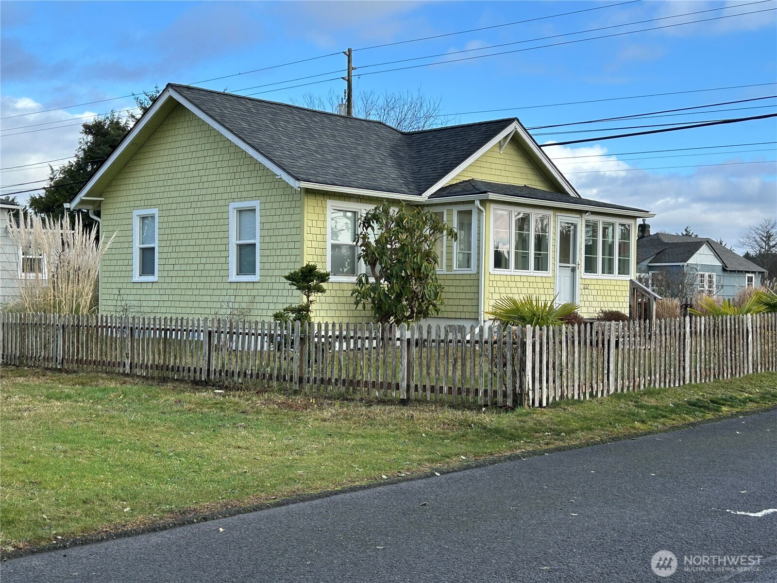 212 2nd Street Northeast Long Beach, WA 98631 - Photo 21 of 33 a front view of a house with a garden