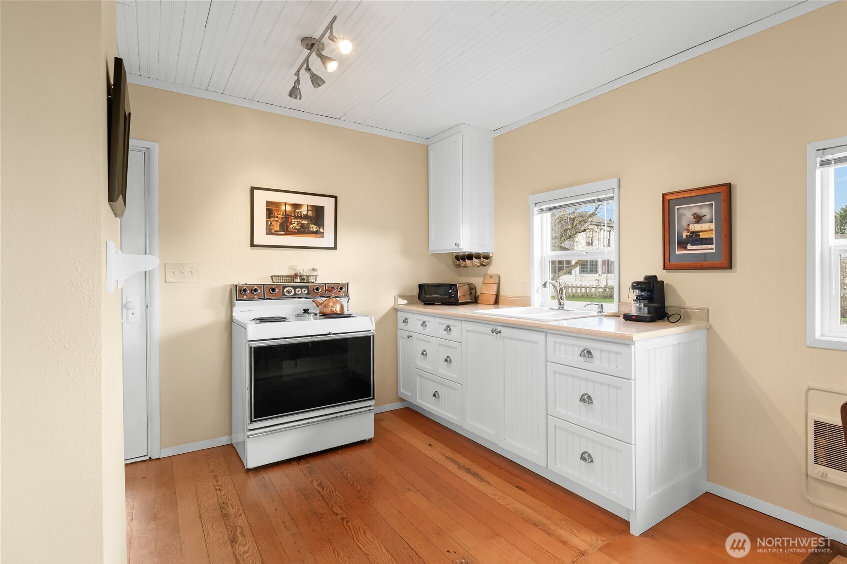 212 2nd Street Northeast Long Beach, WA 98631 - Photo 10 of 33 a spacious bedroom with a bed and a cabinets