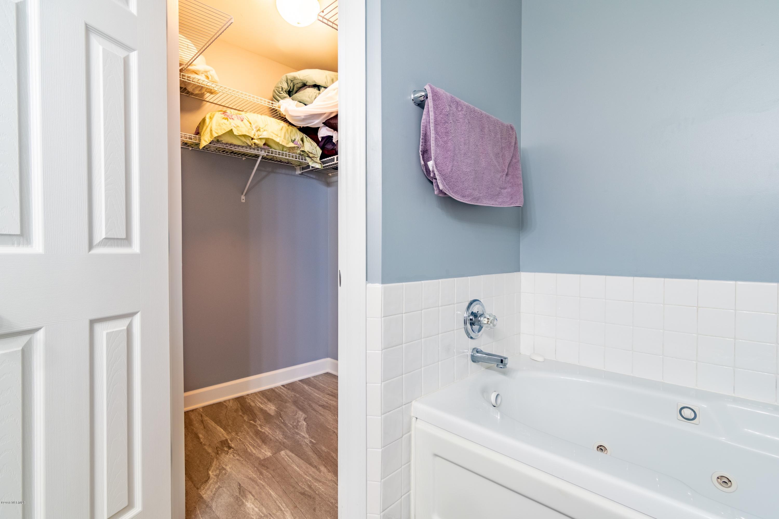 105 Raccoon Run Washington, NC 27889 - Photo 17 of 46 017 2 Walkin Master Closets