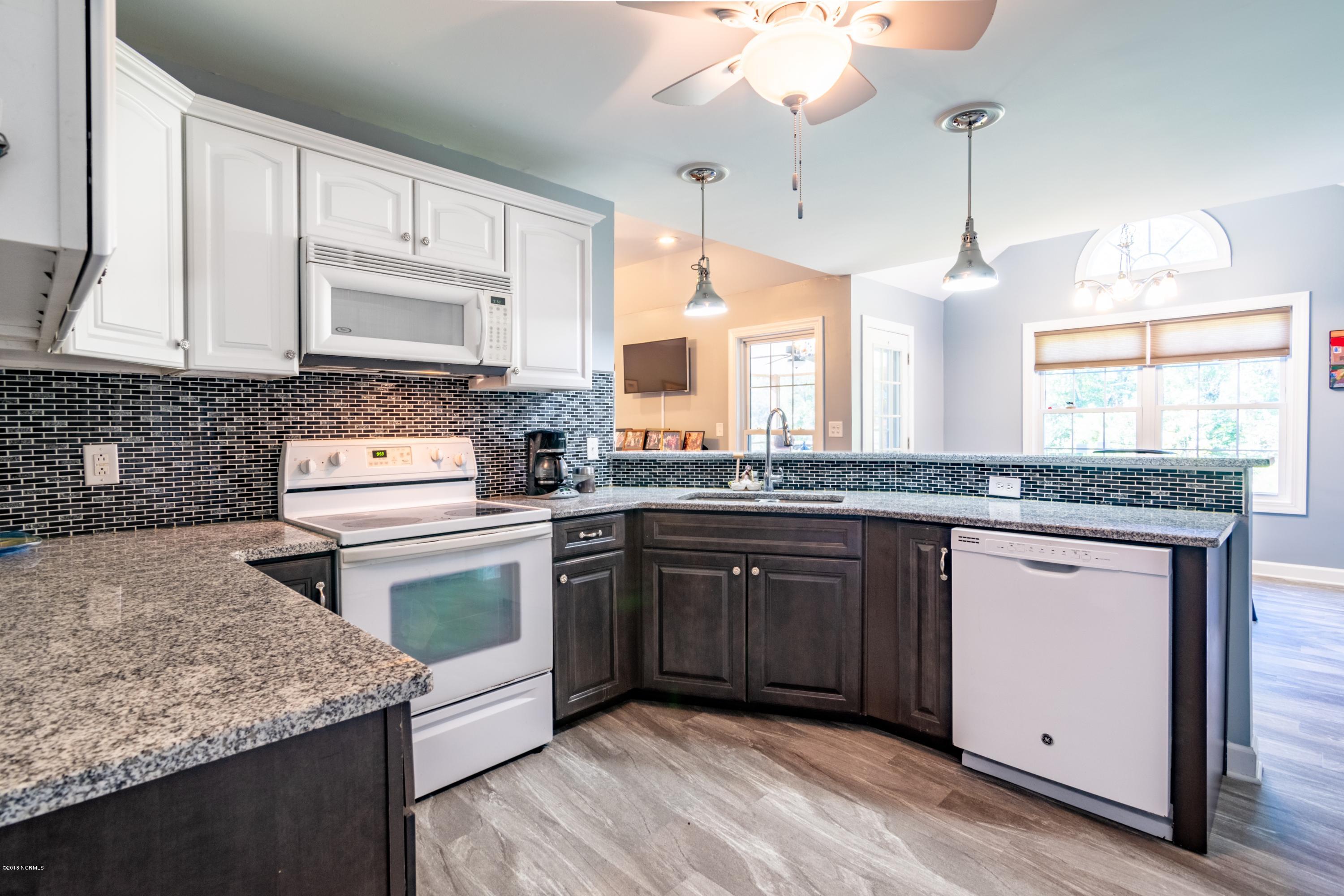105 Raccoon Run Washington, NC 27889 - Photo 7 of 46 007 Beautiful Backsplash