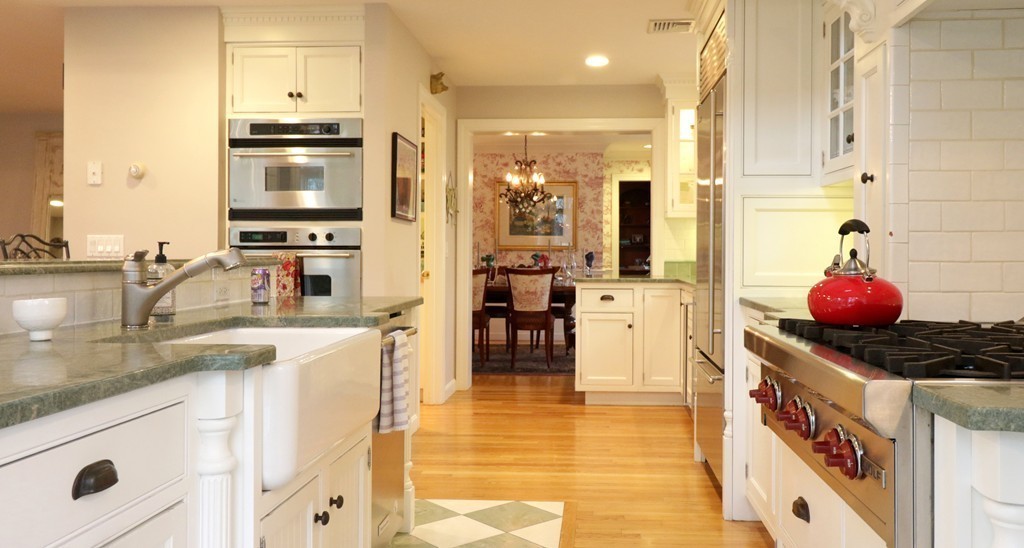 92 Thornton Road Needham, MA 02492 - Photo 6 of 10