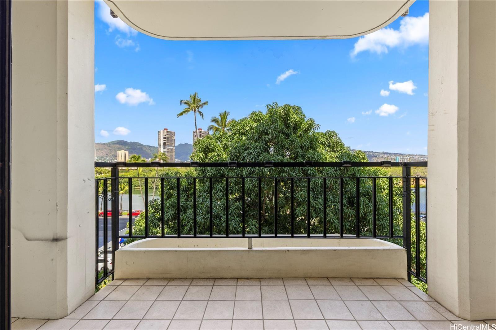 440 Seaside Avenue, Unit 404 Honolulu, HI 96815 - Photo 16 of 21 a bathroom with a bathtub and a shower