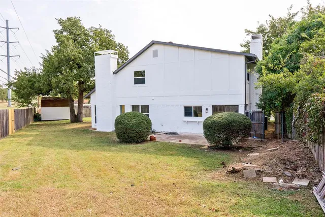 a view of a backyard