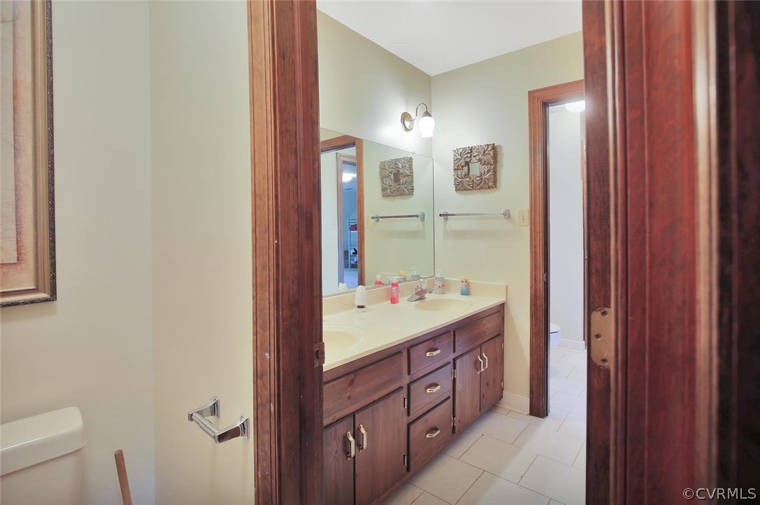 18302 West County Line Road Midlothian, VA 23112 - Photo 17 of 23 Jack n Jill Bath on 2nd Floor.