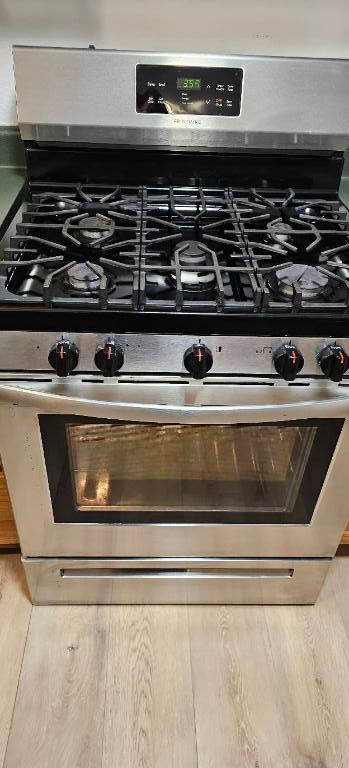 1804 Singleton Avenue Austin, TX 78702 - Photo 17 of 36 a close view of stove top oven