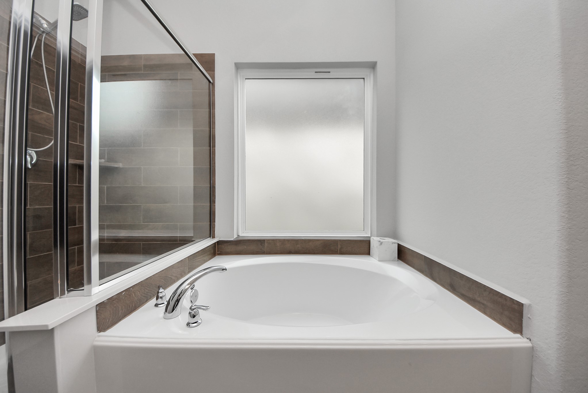 4239 Wyanngate Drive Spring, TX 77373 - Photo 22 of 36 a bathroom with a bathtub and shower