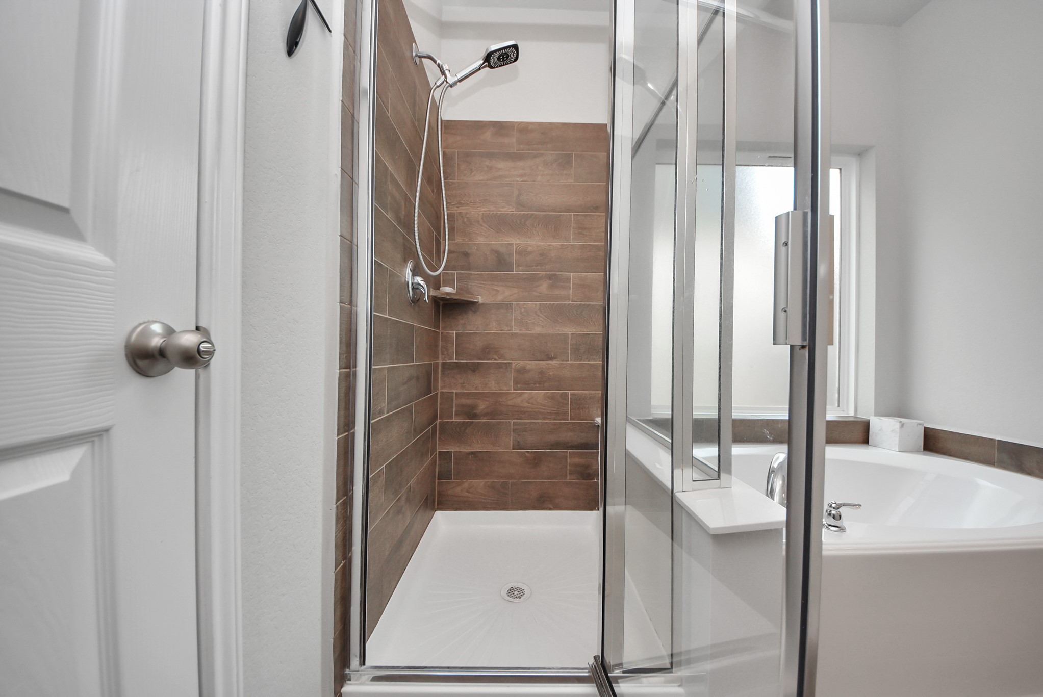 4239 Wyanngate Drive Spring, TX 77373 - Photo 31 of 36 a bathroom with a tub and shower