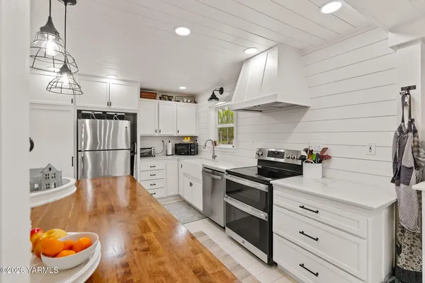 $530,000 | 10321 Meadowbrook Road, Yakima, WA 98903