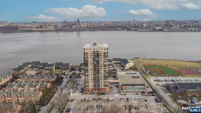 $2,950 | 1203 River Road, Unit 20C, Edgewater, NJ 07020