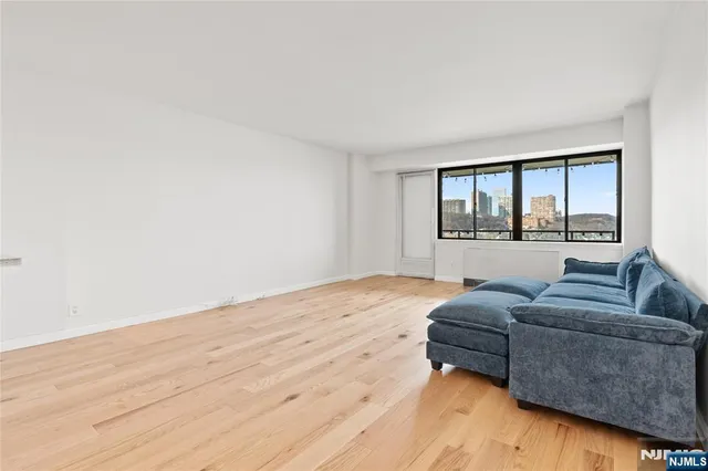 $2,950 | 1203 River Road, Unit 20C, Edgewater, NJ 07020