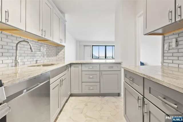 $2,950 | 1203 River Road, Unit 20C, Edgewater, NJ 07020