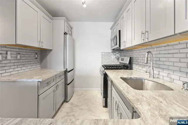 $2,950 | 1203 River Road, Unit 20C, Edgewater, NJ 07020