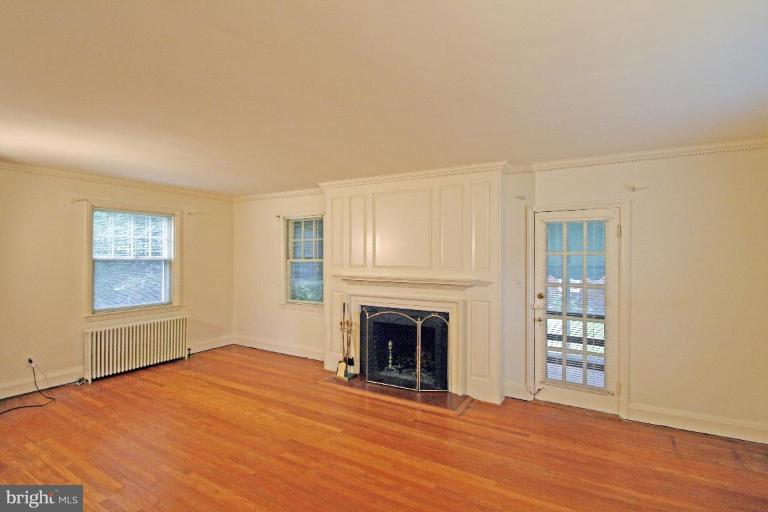 403 Hollen Road Baltimore, MD 21212 - Photo 15 of 27 Living Room - First Floor