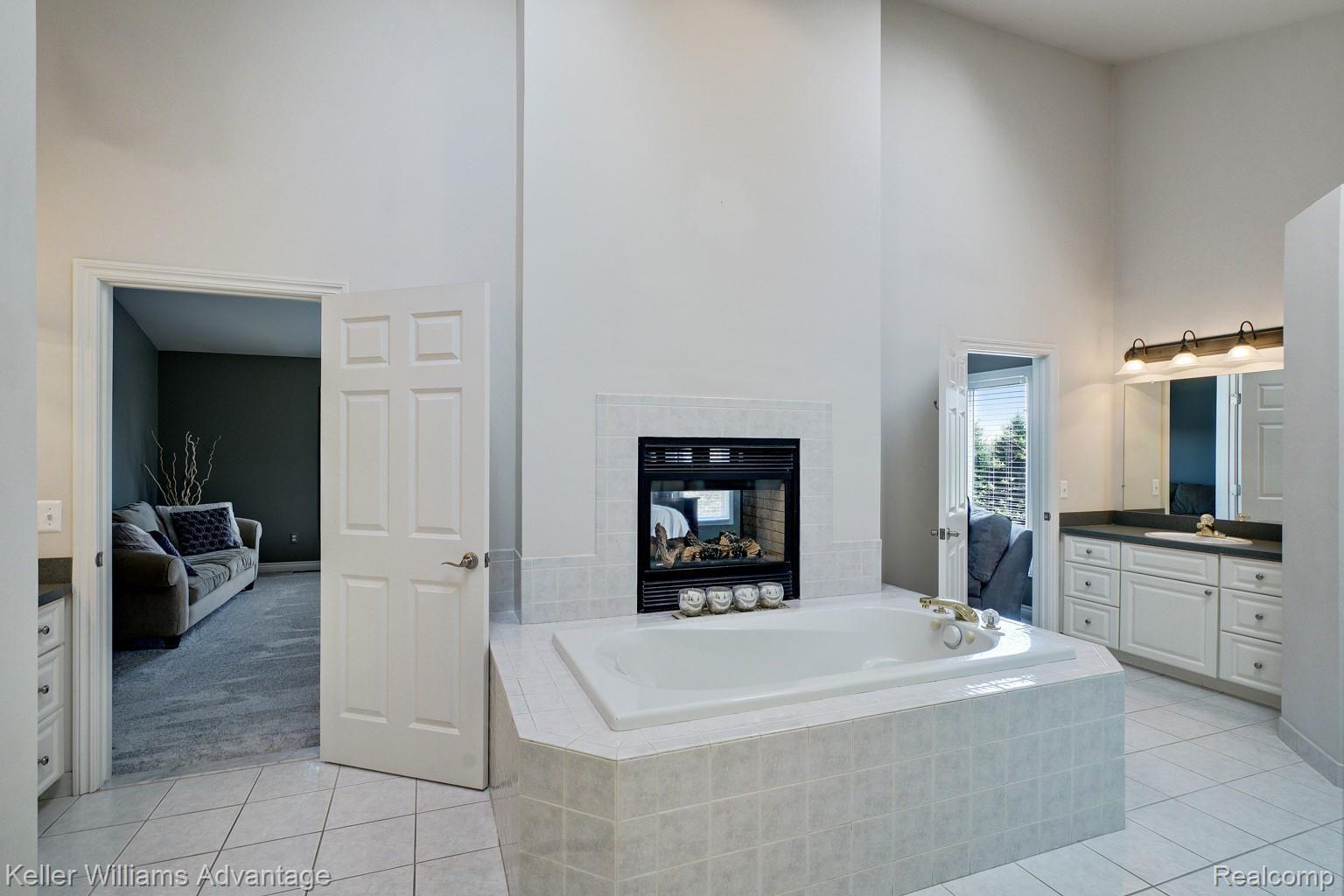 568 Springview Drive Rochester, MI 48307 - Photo 17 of 27 Master Bath.jpg