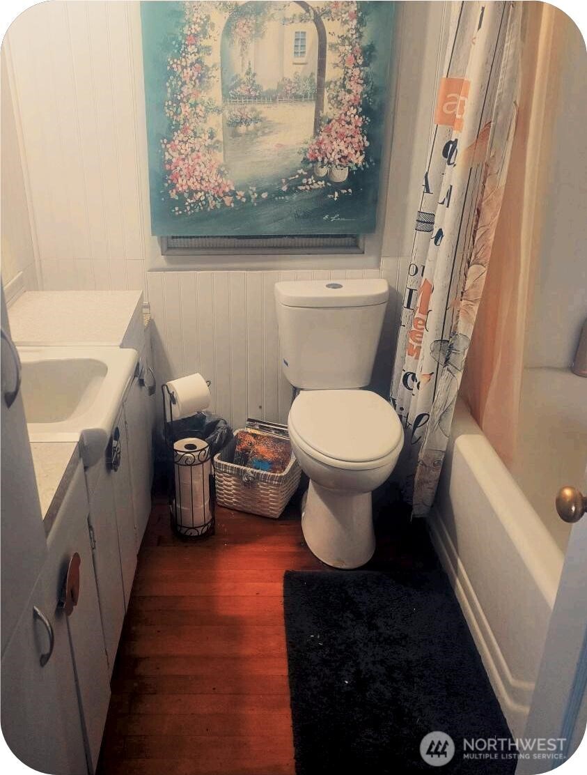 15650 Huddle Corner Road Harrington, WA 99134 - Photo 12 of 20 a bathroom with a toilet and a shower curtain