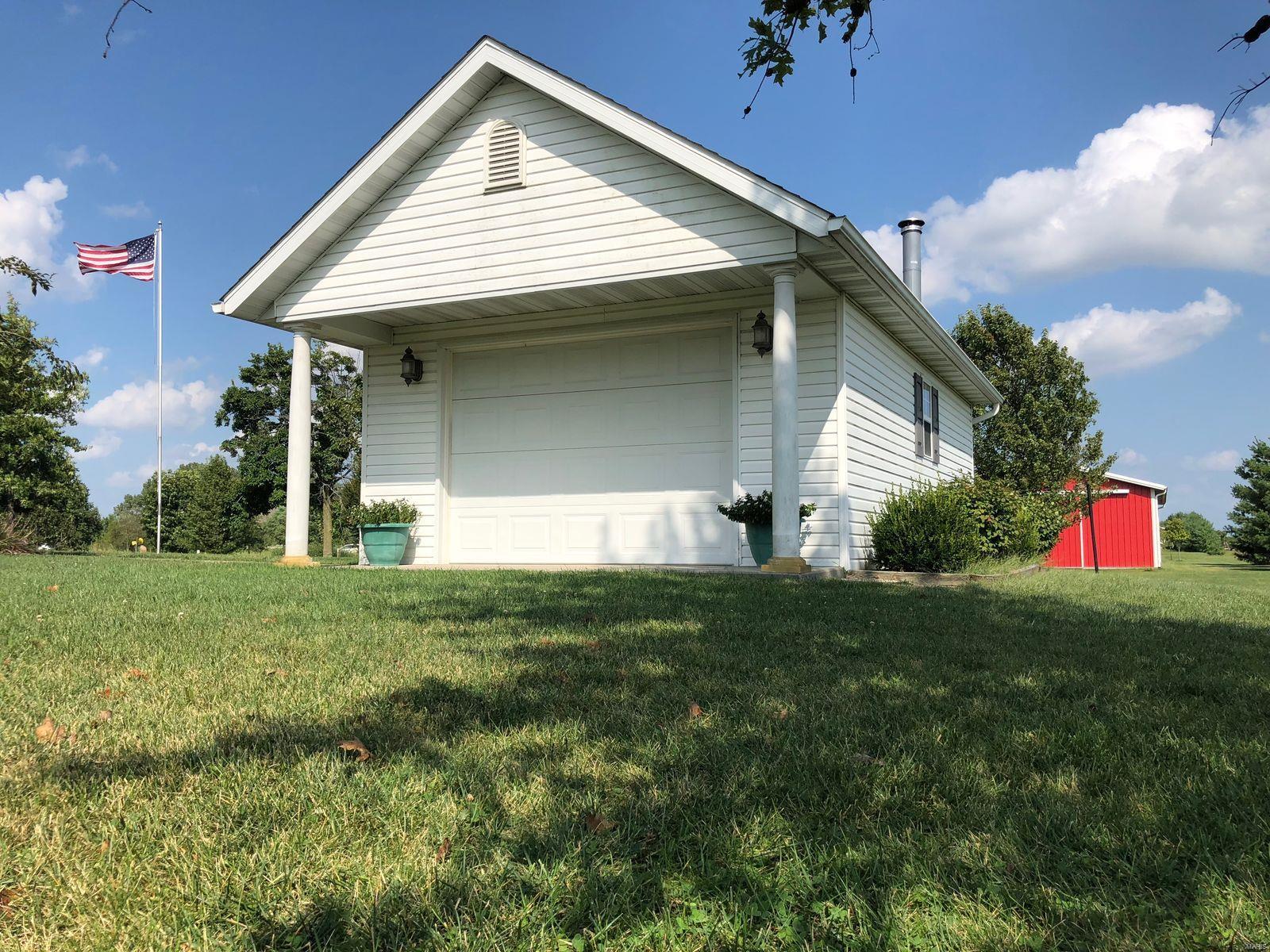 1830 Binney Station Road Staunton, IL 62088 - Photo 6 of 37 Gallery Image 6