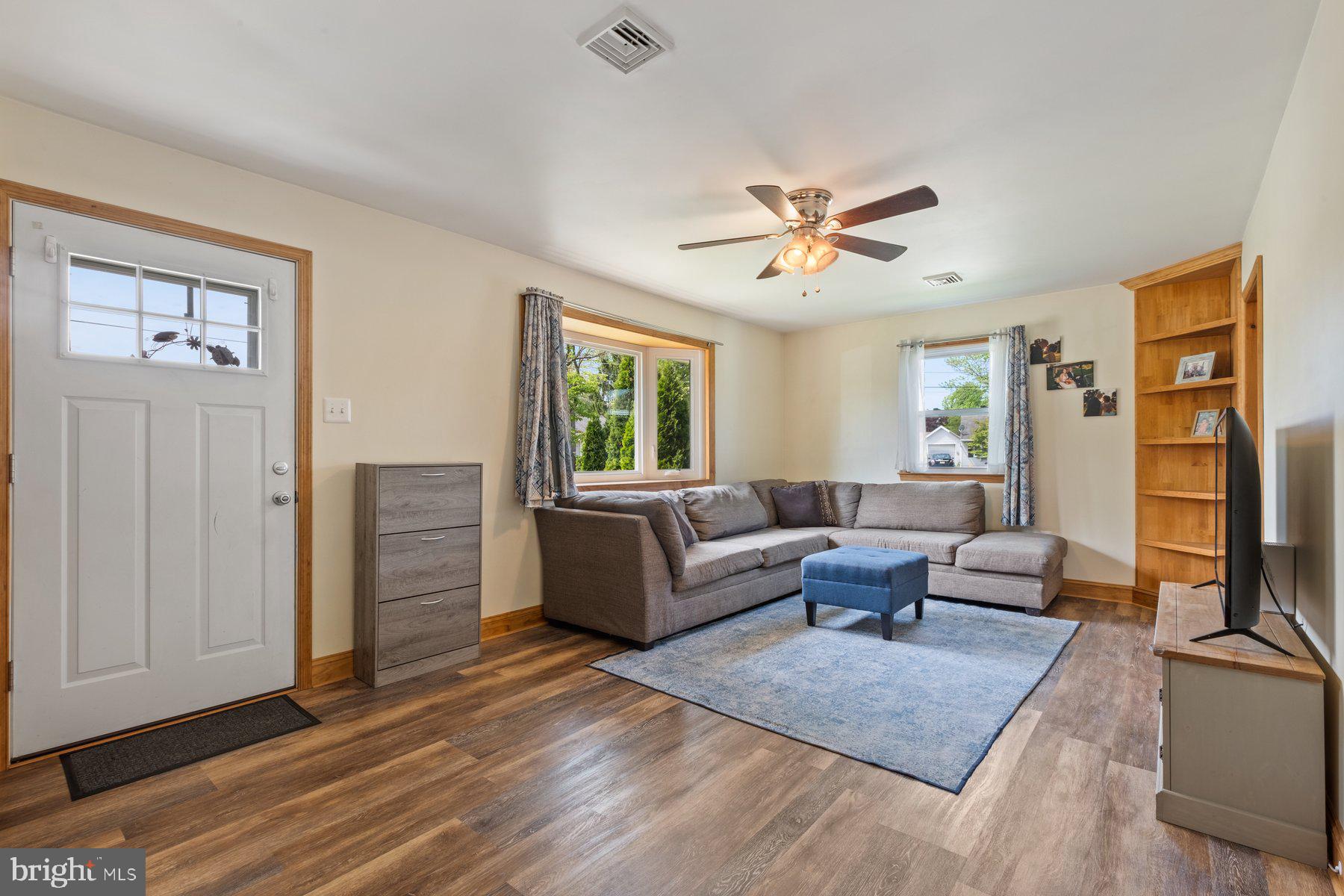 439 Flanders Road Bellmawr, NJ 08031 - Photo 3 of 25