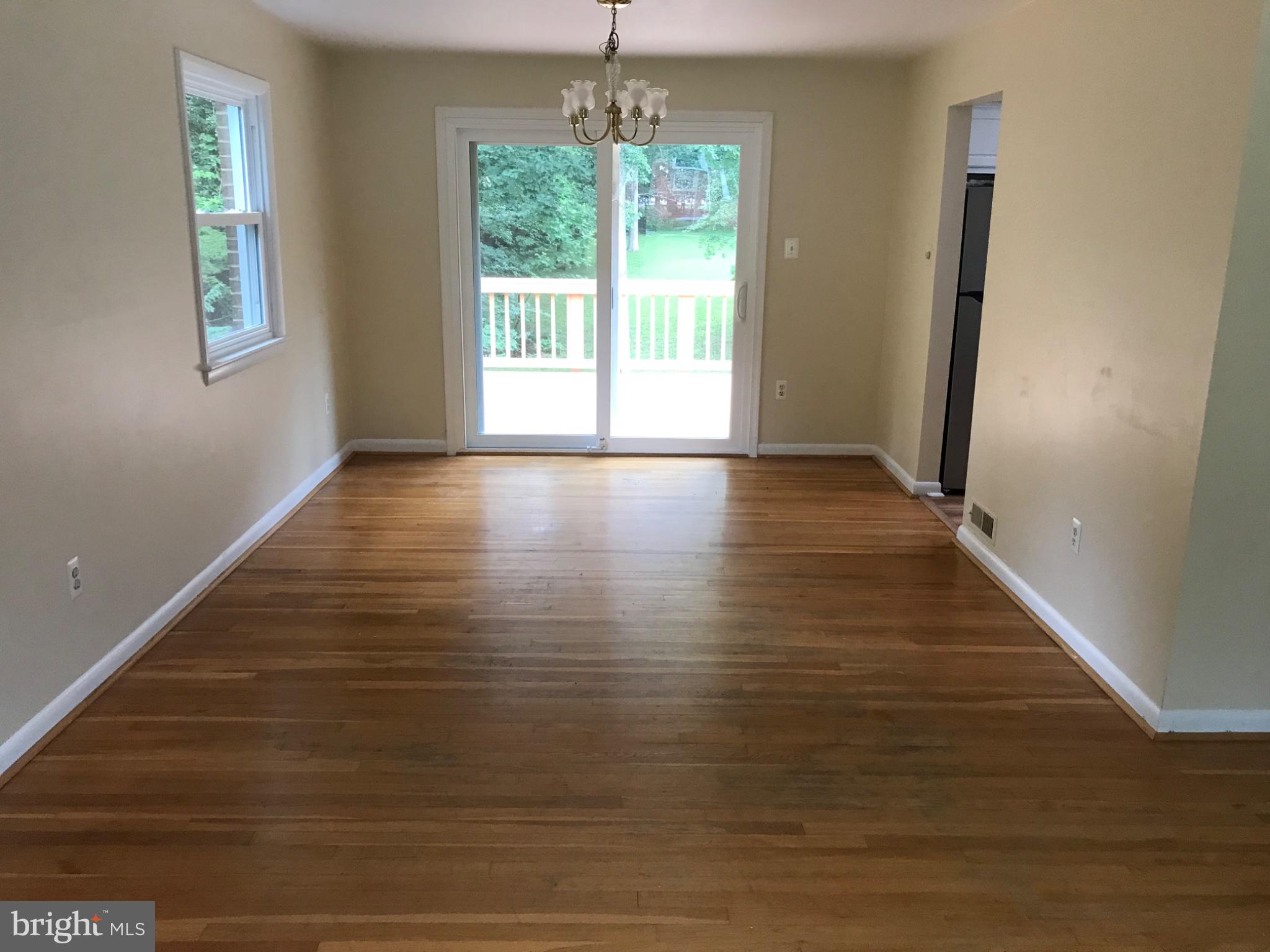 113 Kingsley Road Southwest Vienna, VA 22180 - Photo 6 of 40 Bright and airy living space awaits.