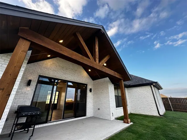 $425,000 | 1805 Sudbury Drive, Cleburne, TX 76033