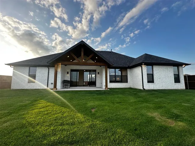 $425,000 | 1805 Sudbury Drive, Cleburne, TX 76033