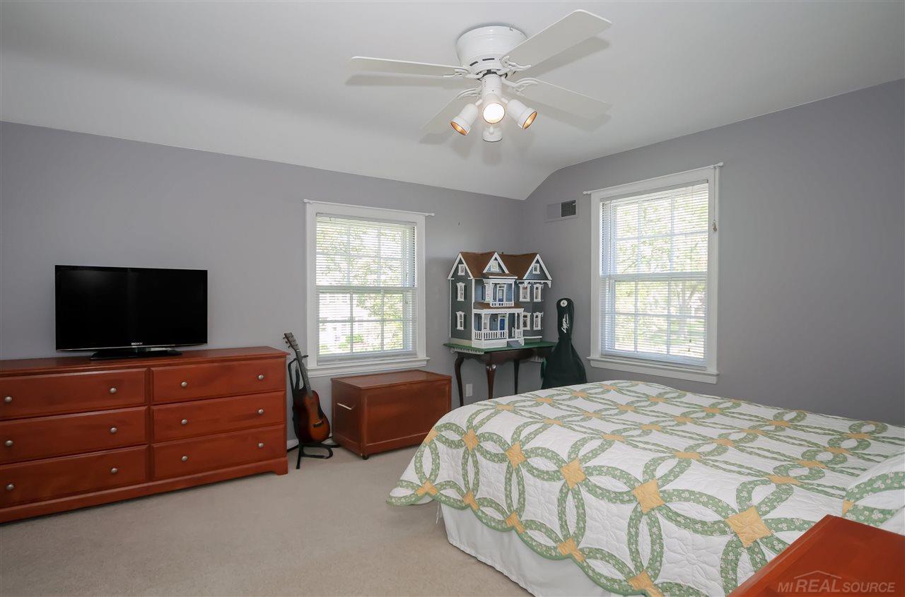 1555 Fairholme Road Grosse Pointe, MI 48236 - Photo 22 of 36 50074999-21.JPG