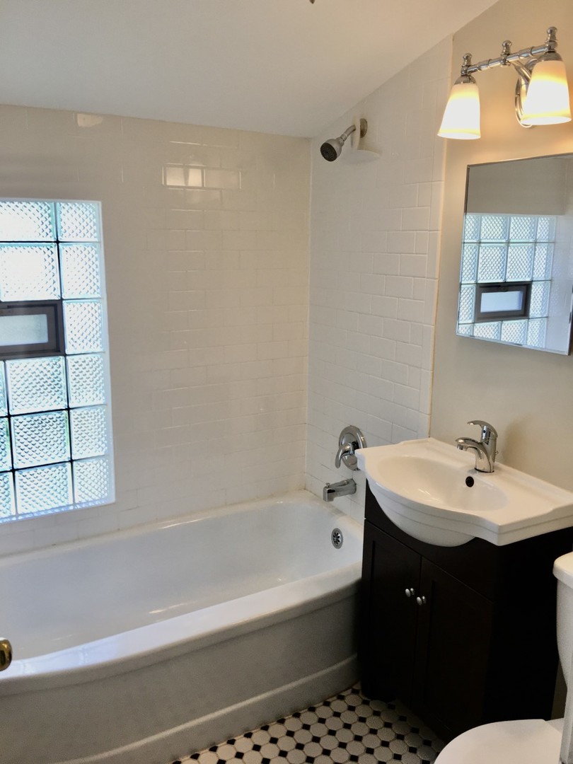 719 North County Line Road Hinsdale, IL 60521 - Photo 8 of 12 a bathroom with a sink and a bathtub