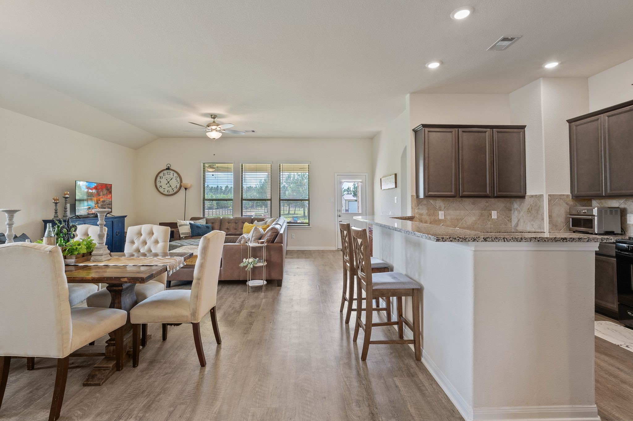 16450 Stonewall Street Conroe, TX 77303 - Photo 11 of 43 Spacious peninsula kitchen with breakfast bar, and appliances.