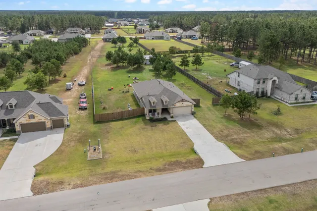 a view of a yard with a house