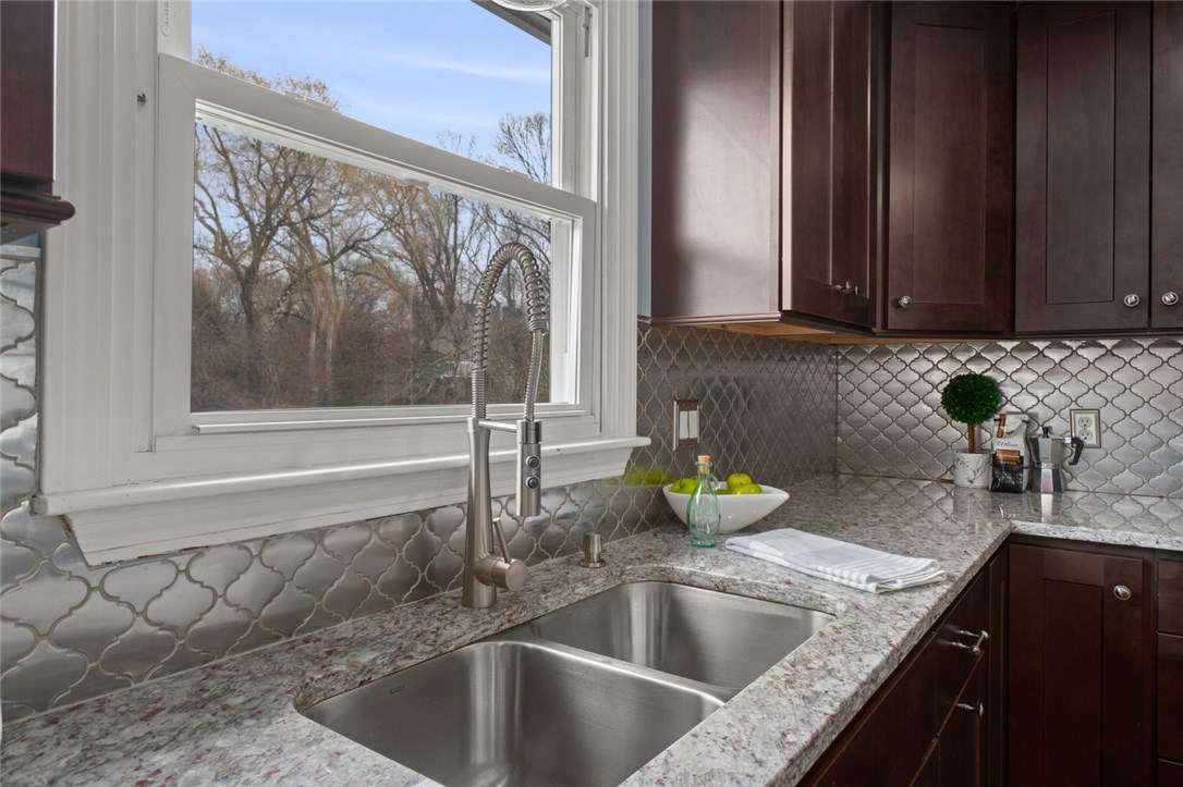 204 Nausauket Road Warwick, RI 02886 - Photo 4 of 40 Gallery Image 4