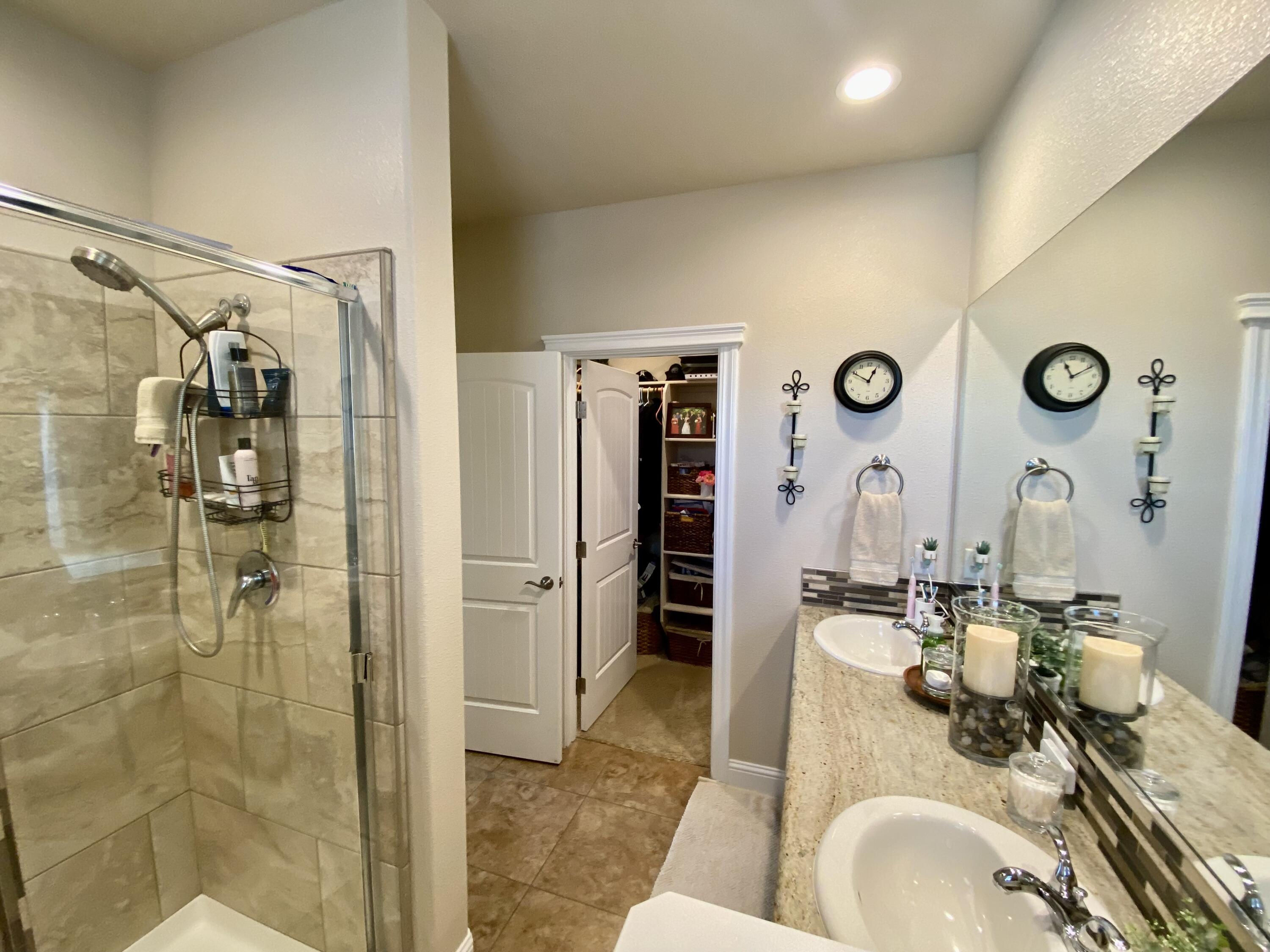 3246 Lemurian Road Redding, CA 96002 - Photo 20 of 29 Lemurian 3246 owner bath 2