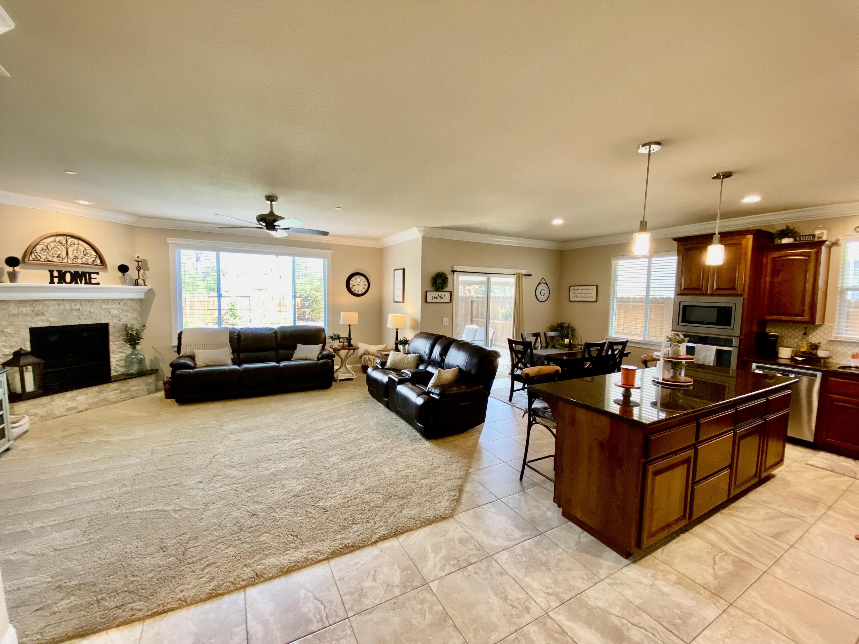 3246 Lemurian Road Redding, CA 96002 - Photo 4 of 29 Lemurian 3246 Great Room