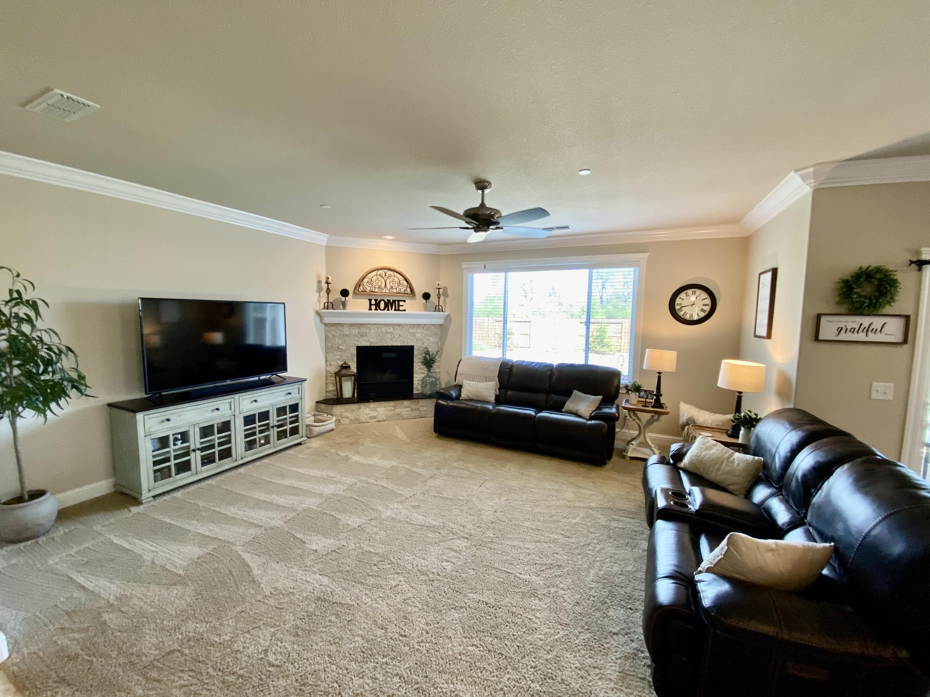 3246 Lemurian Road Redding, CA 96002 - Photo 6 of 29 Lemurian 3246 living 2