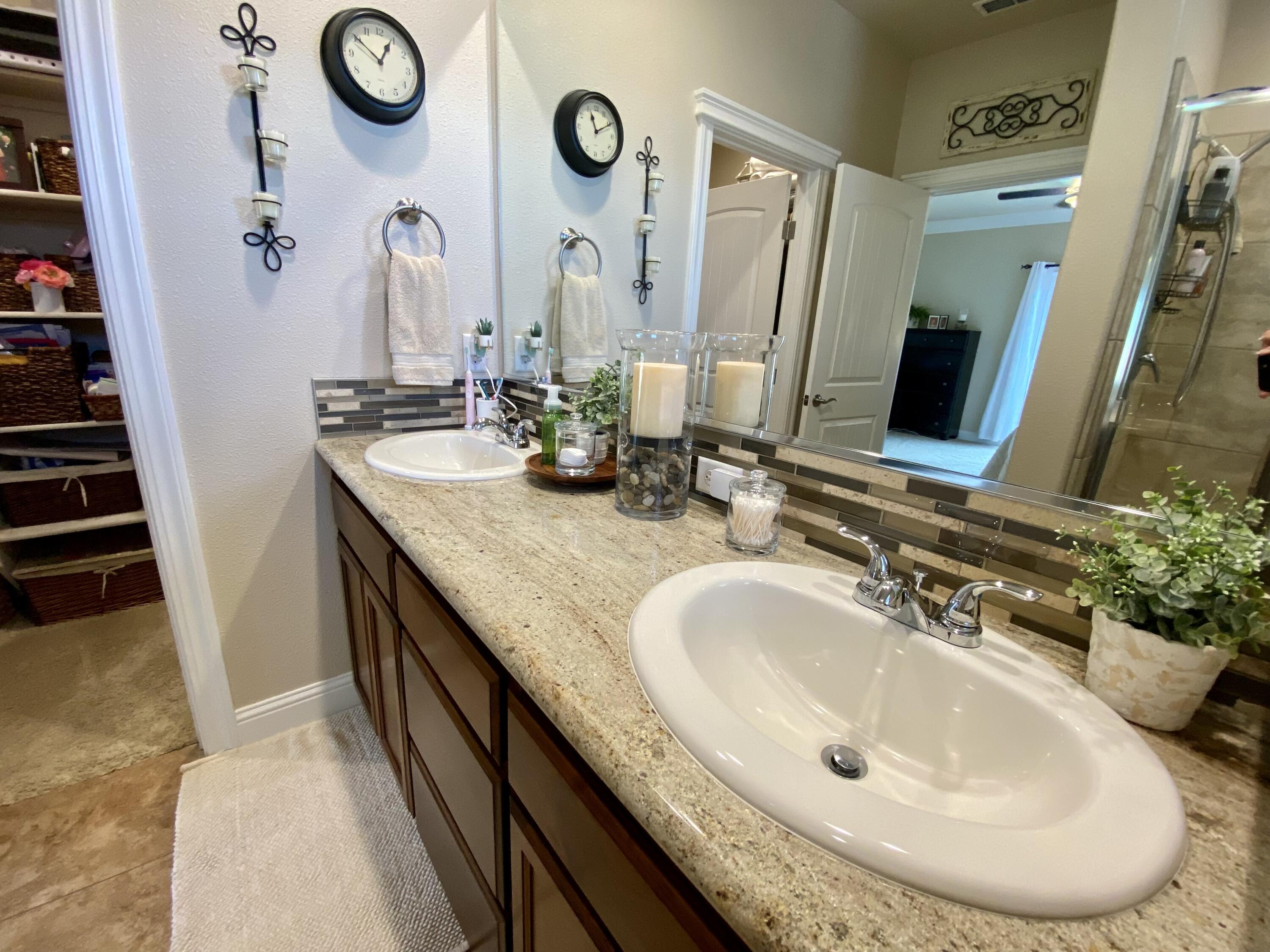3246 Lemurian Road Redding, CA 96002 - Photo 9 of 29 Owner's bath