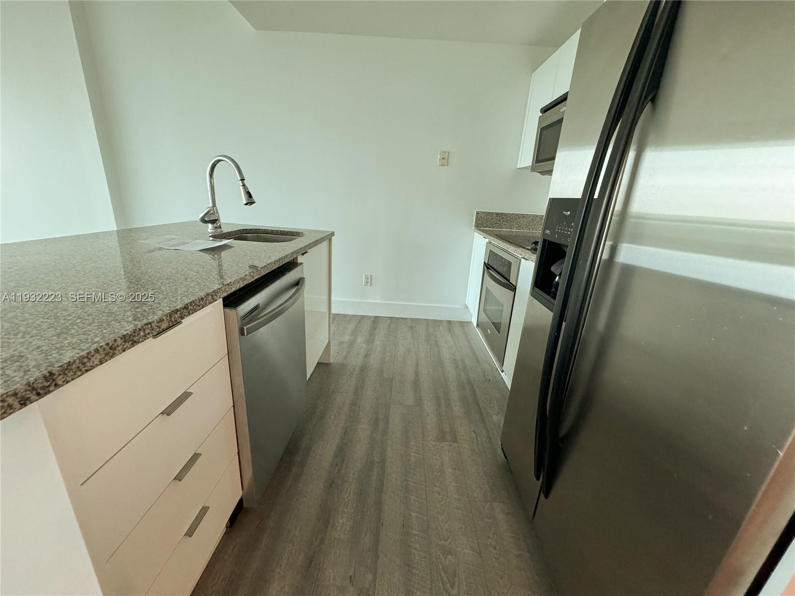 888 Biscayne Boulevard, Unit 709 Miami, FL 33132 - Photo 13 of 48 a view of a kitchen from a hallway