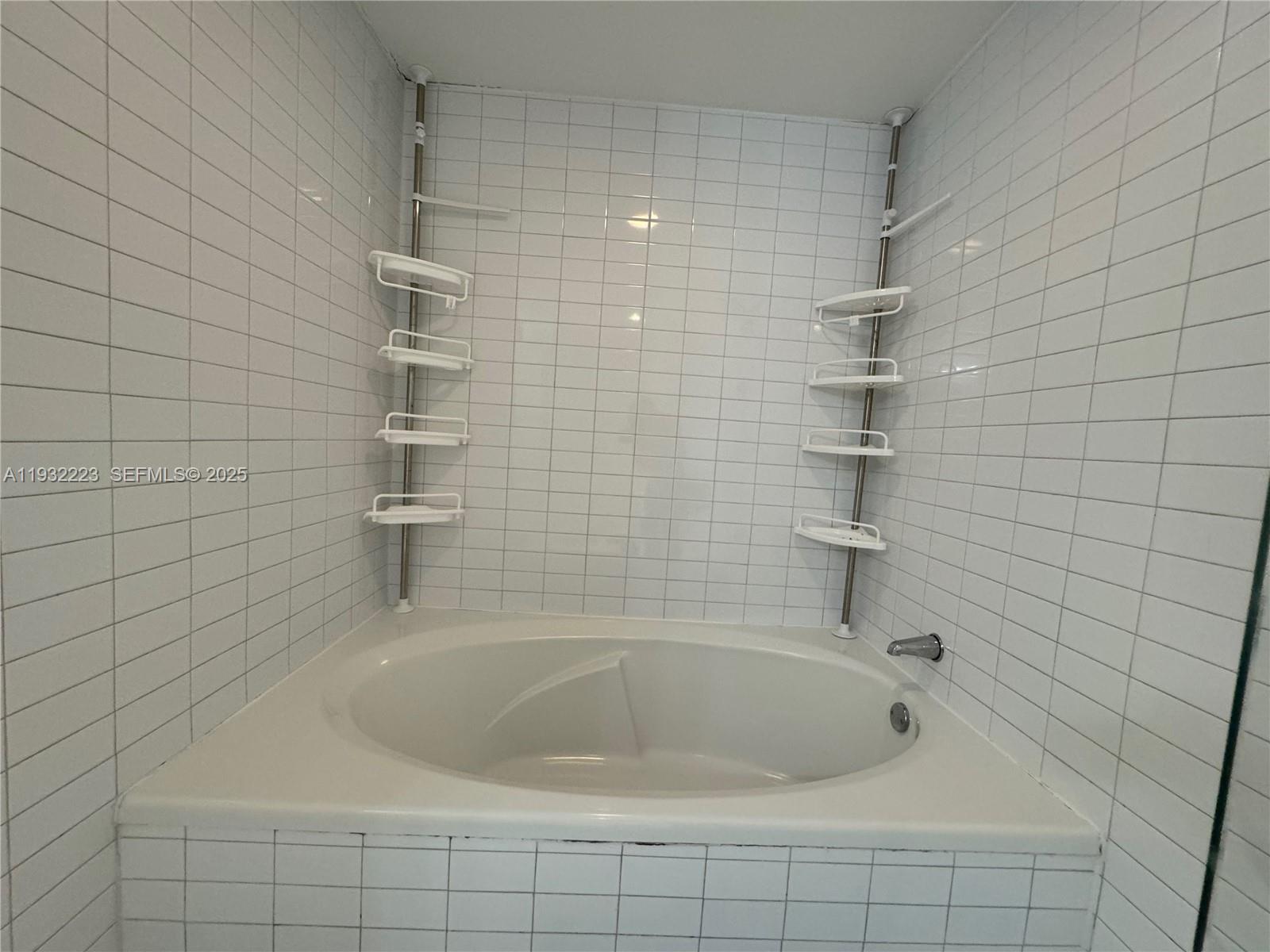 888 Biscayne Boulevard, Unit 709 Miami, FL 33132 - Photo 24 of 48 a bathroom with a bathtub