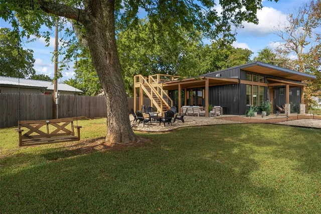 a view of a dinning table and chairs in the patio