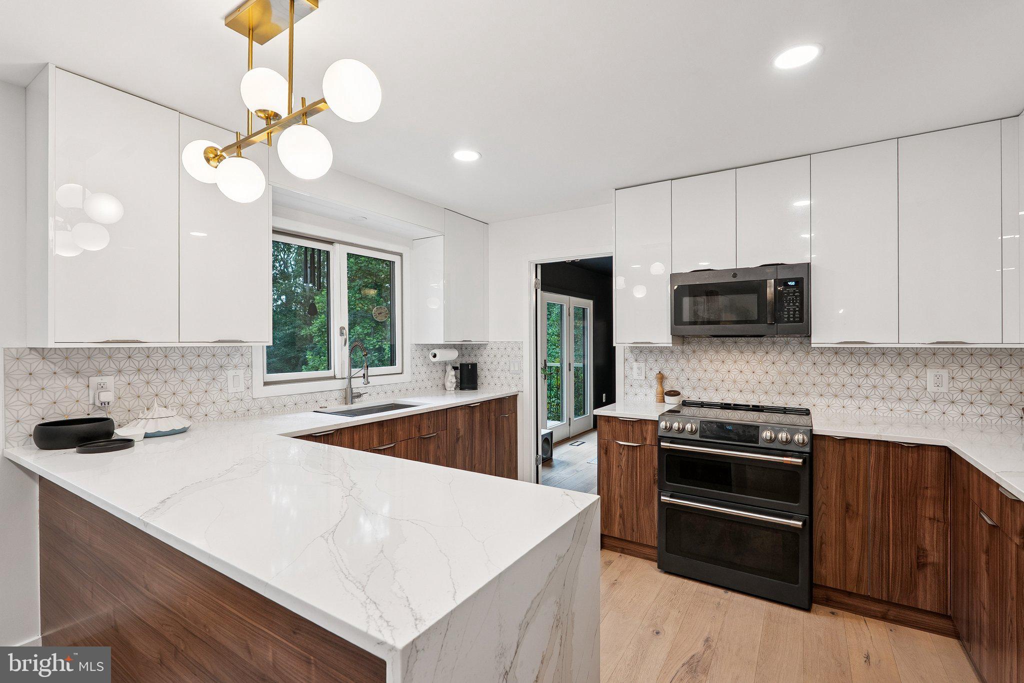 1416 Wolftrap Run Road Vienna, VA 22182 - Photo 5 of 29 Updated Kitchen with Large Peninsula