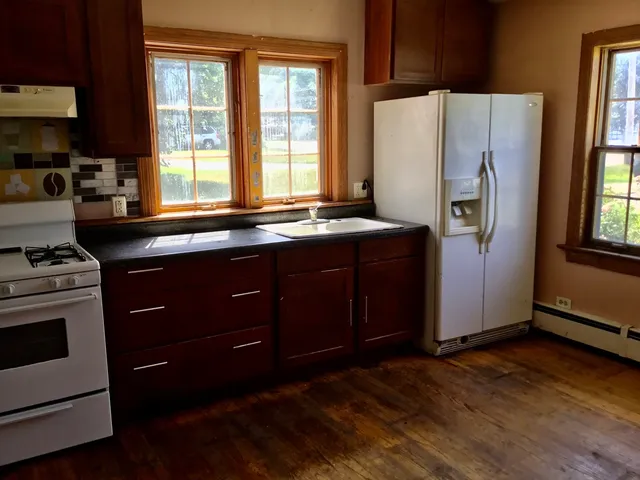 a view of empty room with window