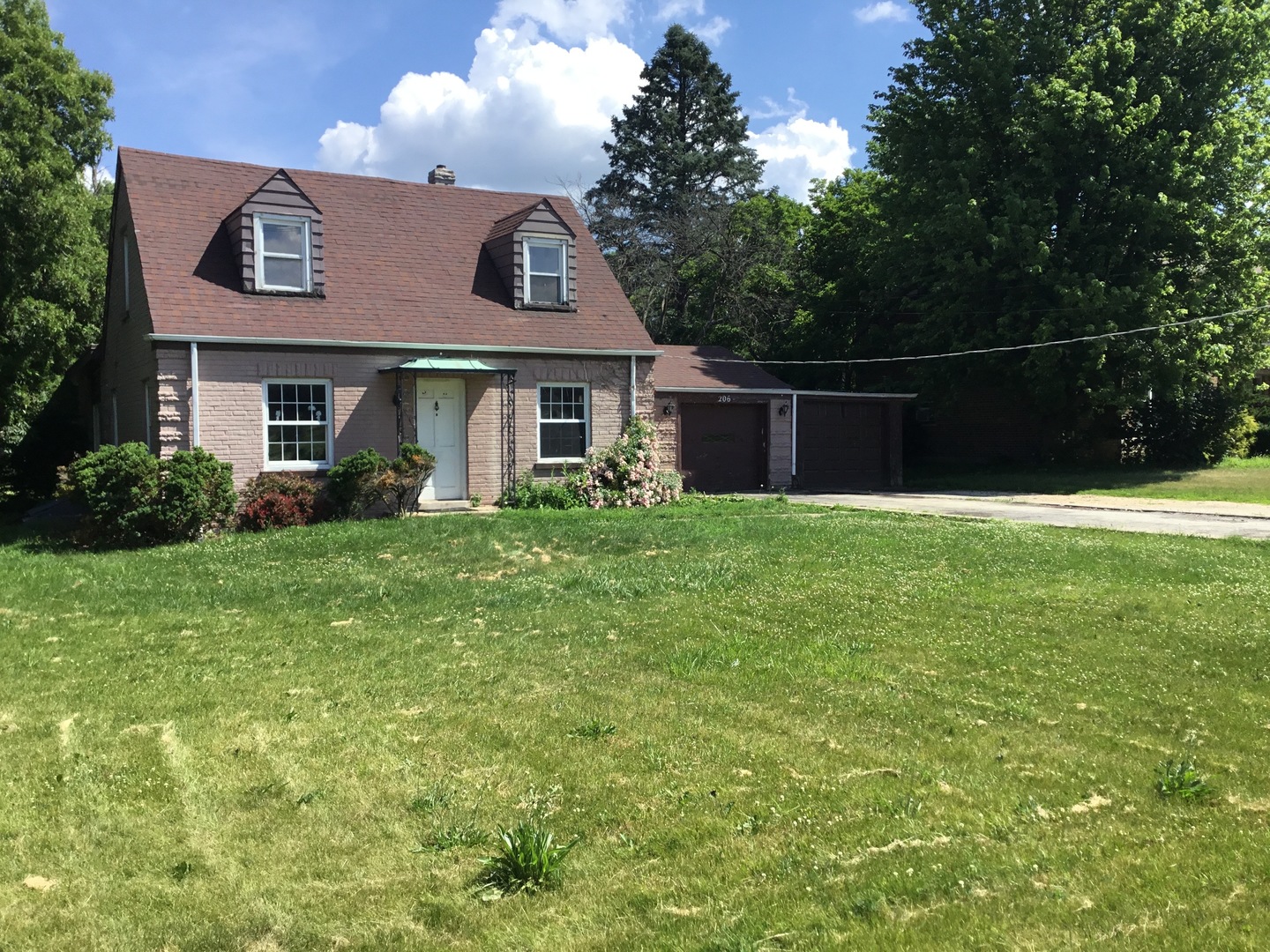 206 East Camp McDonald Road Prospect Heights, IL 60070 - Photo 3 of 57 a front view of house with yard and green space