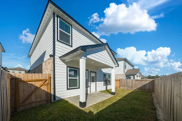 a view of a house with backyard
