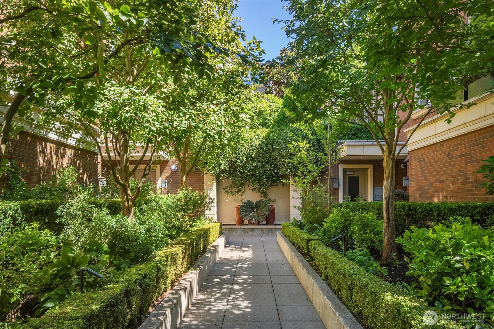 1168 Harvard Avenue East, Unit P7 Seattle, WA 98102 - Photo 24 of 24 a view of a back yard