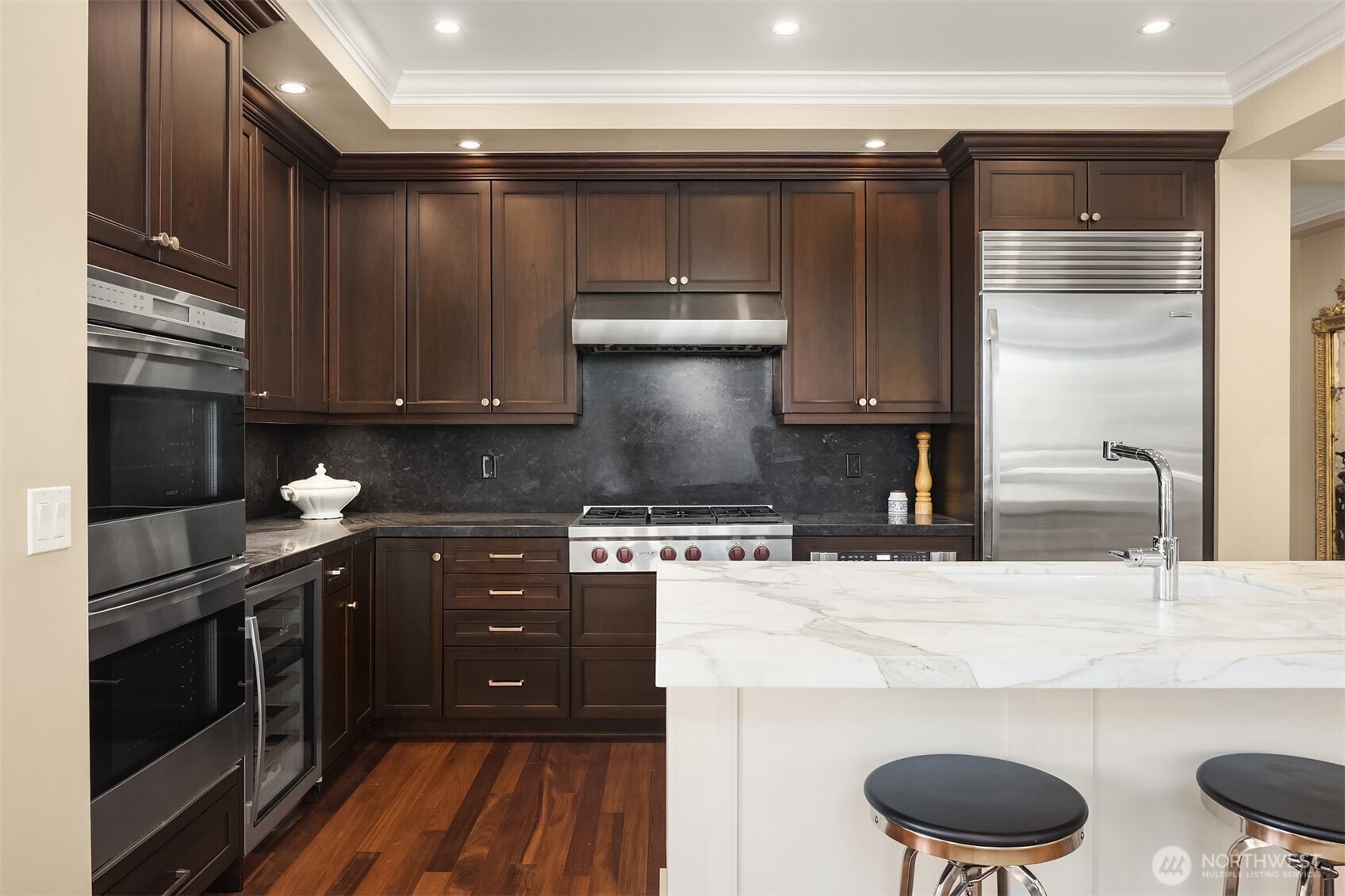1168 Harvard Avenue East, Unit P7 Seattle, WA 98102 - Photo 7 of 24 a kitchen with a stove and a refrigerator