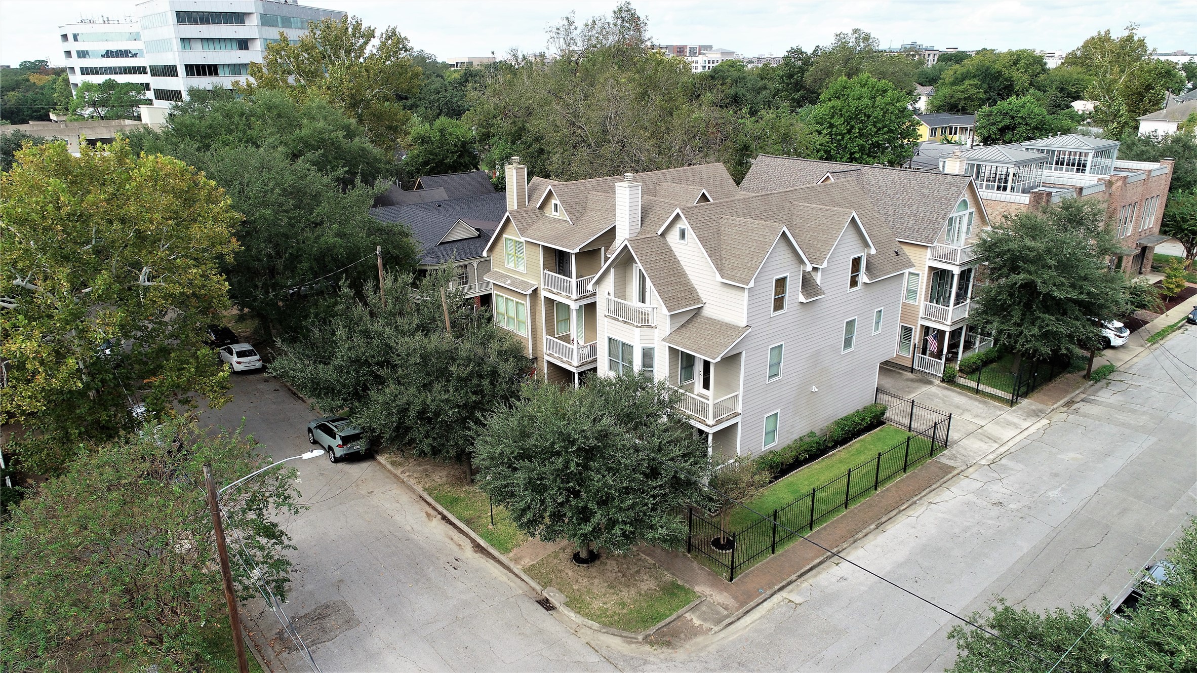 2104 State Street Houston, TX 77007 - Photo 36 of 41 Arial view of the house and please note the additional street parking.