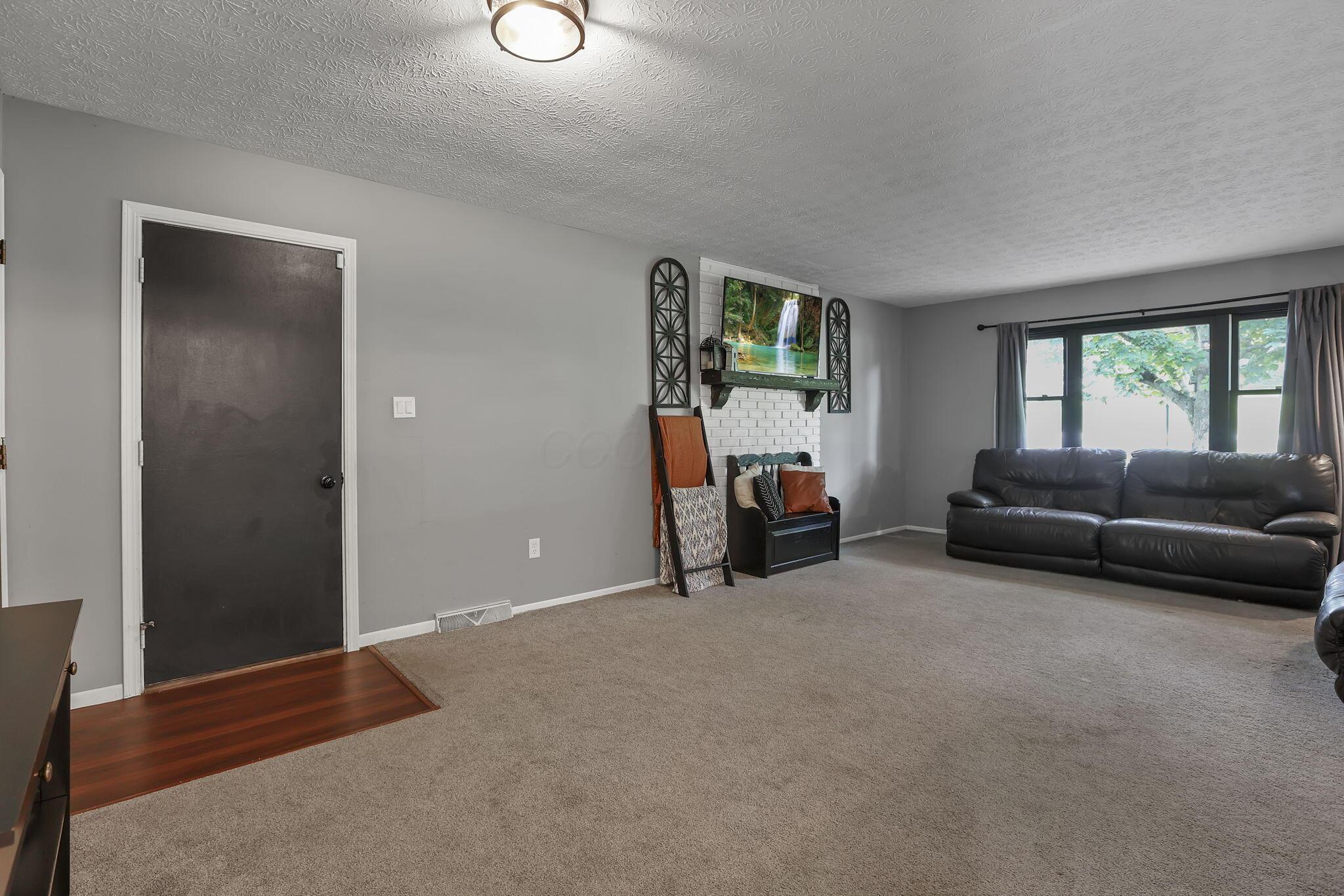 748 Forward Pass Road Southwest Pataskala, OH 43062 - Photo 17 of 59 Living Room
