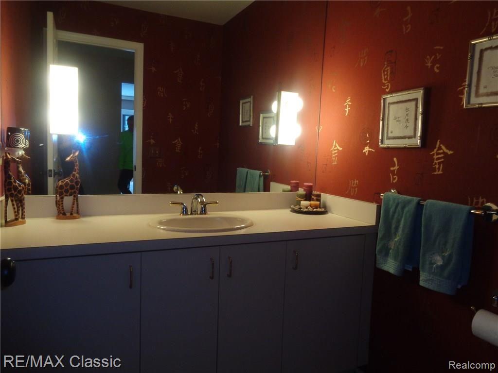 35235 Spring Hill Road Farmington, MI 48331 - Photo 8 of 28 UPDATED POWDER ROOM
