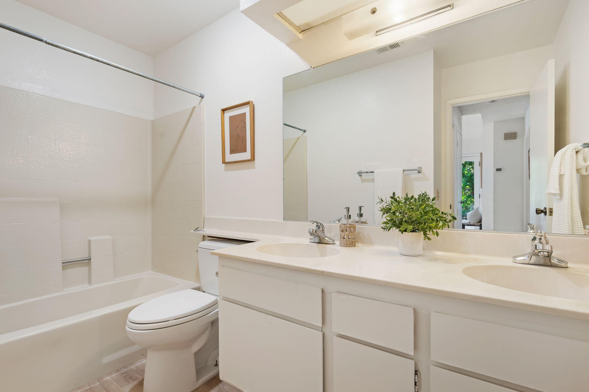 4039 Primavera Road, Unit 1 Santa Barbara, CA 93110 - Photo 14 of 22 Bathroom
