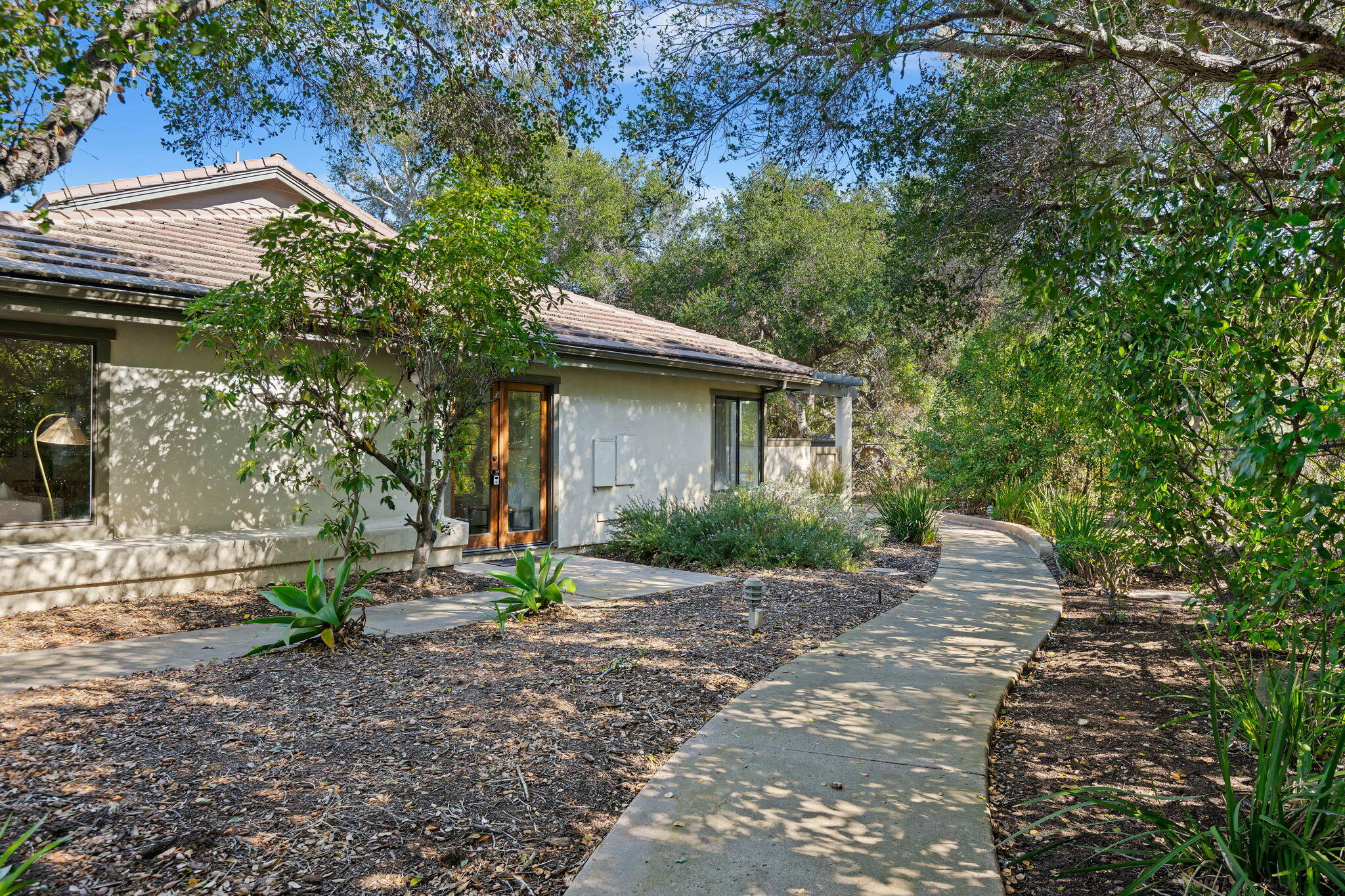 4039 Primavera Road, Unit 1 Santa Barbara, CA 93110 - Photo 21 of 22 Sidewalkway