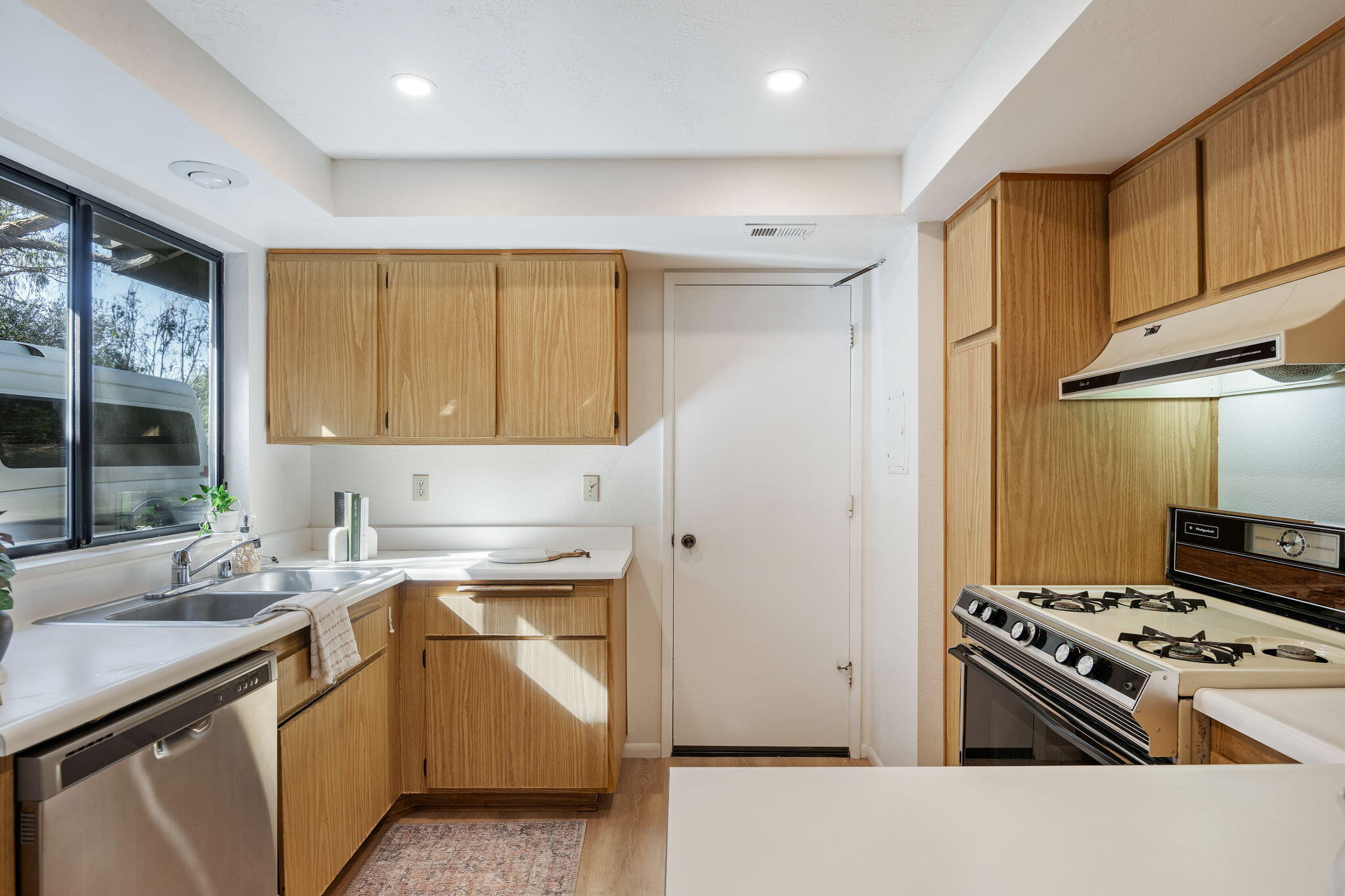 4039 Primavera Road, Unit 1 Santa Barbara, CA 93110 - Photo 8 of 22 Kitchen