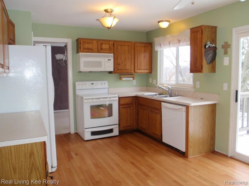 417 Bolinger Street Rochester, MI 48307 - Photo 2 of 20 Large Eat-In Kitchen