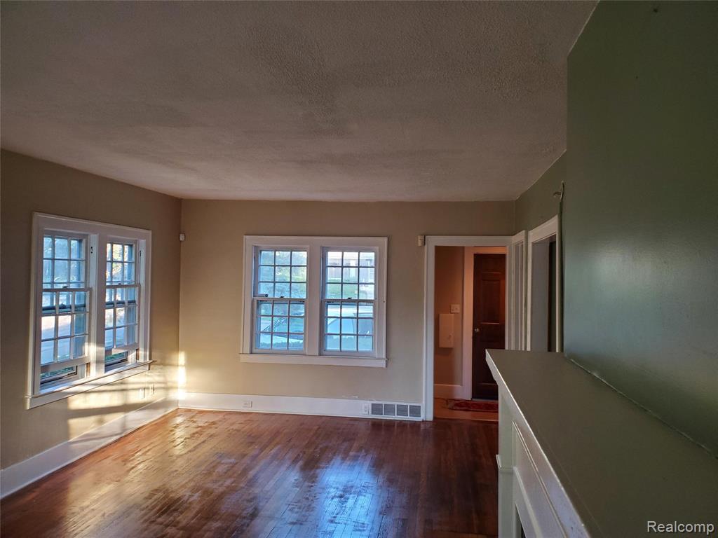 358 West Iroquois Road Pontiac, MI 48341 - Photo 4 of 29